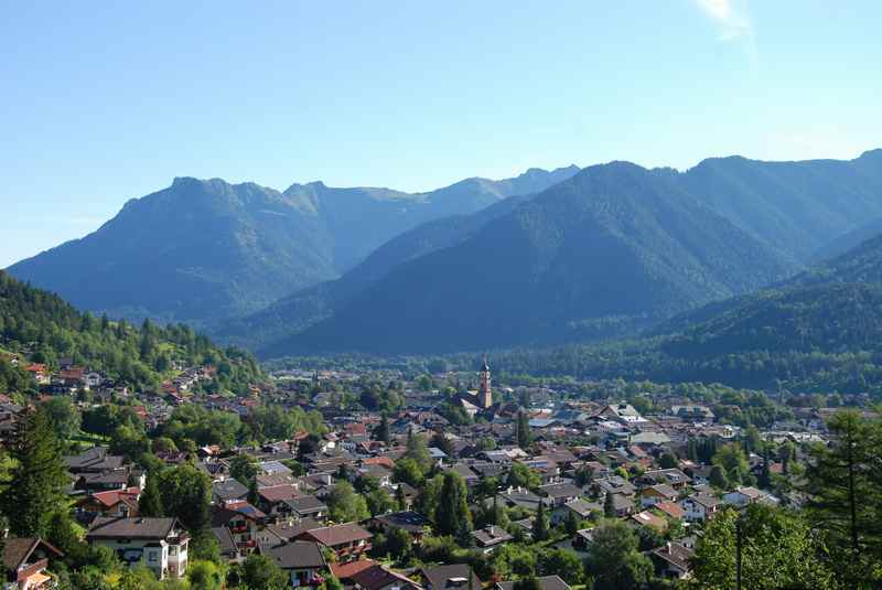 Der Blick über Mittenwald mit dem Karwendelgebirge in Bayern