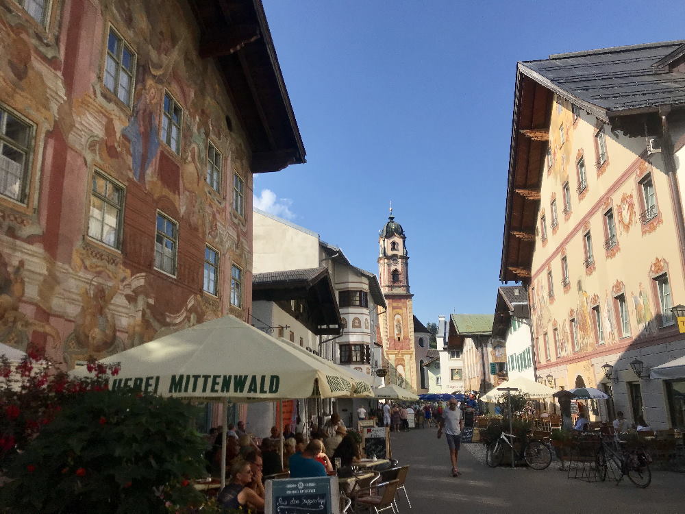 In einem Mittenwald Hotel übernachten und die romantische Altstadt erkunden