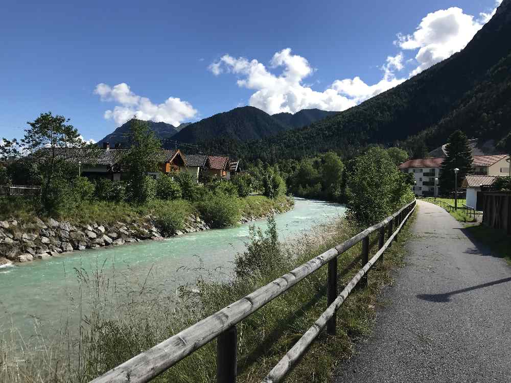 Die Isar in Mittenwald mit dem Isarradweg