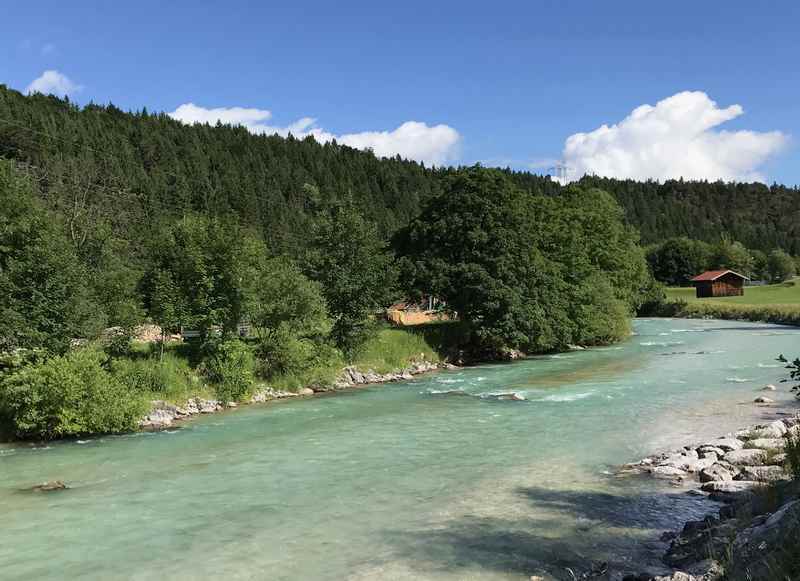 So schön türkis und sauber fließt die Isar von Mittenwald nach Krün in den Isarstausee