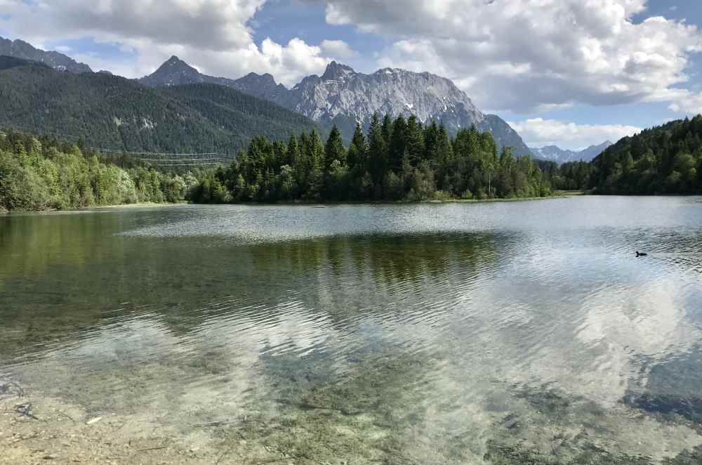 Die Isar und der See: Hinter Mittenwald ist der Isarstausee - mit Blick auf das Karwendelgebirge 