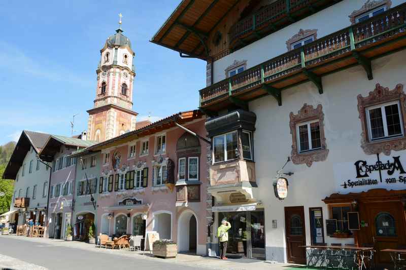 Die schmucken Häuser im Ort Mittenwald rund um die Kirche