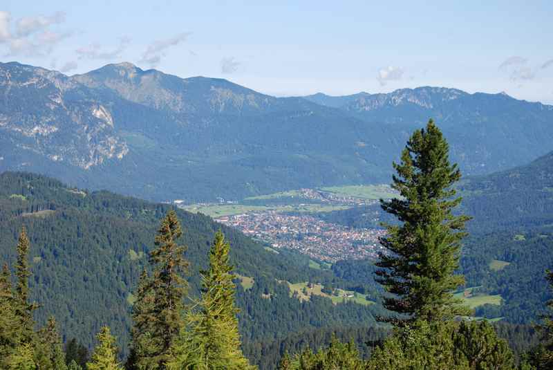 Nach der steilen Steigung gibt es den Ausblick in Richtung Garmisch Partenkirchen auf der MTB Schachentour im Wettersteingebirge