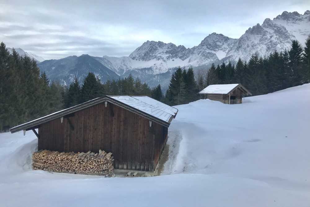 Vorbei an den schönen Holzhütten - mit Blick auf das Karwendel - führt die Pistenskitour hinauf