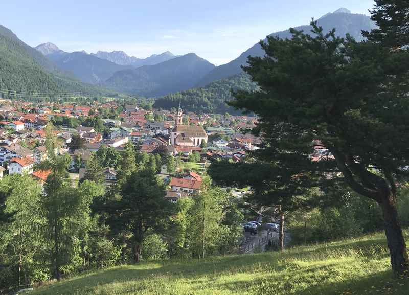 Der Blick über die Stadt Mittenwald mit Karwendel und Wettersteingebirge