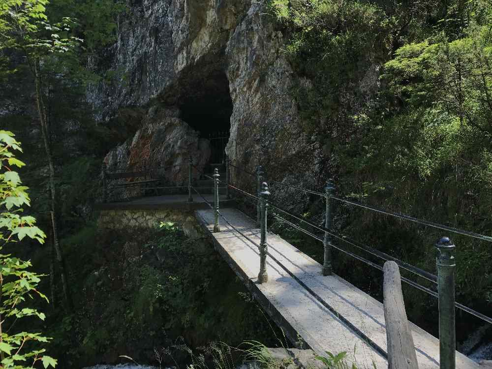 Diese Brücke führt dich zur Grotte im Laintal 