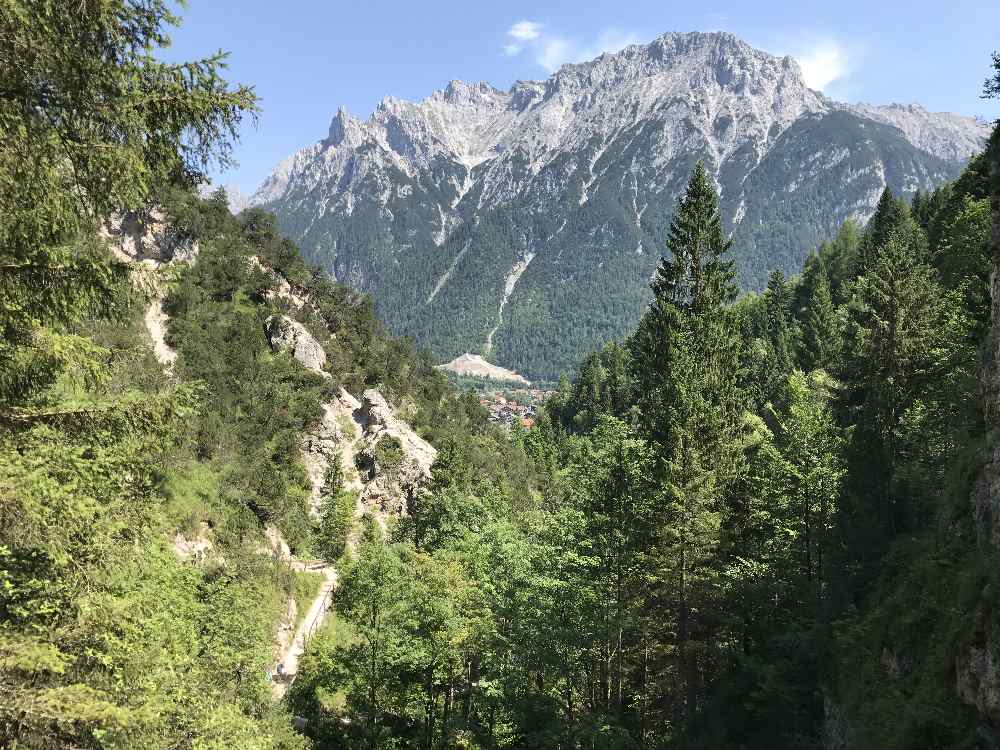 Mittenwald wandern - durch das Laintal, mit Blick auf das Karwendel