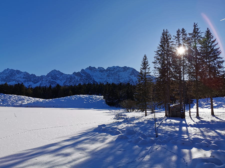 Mittenwald Winter: Der idyllische Wildensee bei der Wildenseehütte