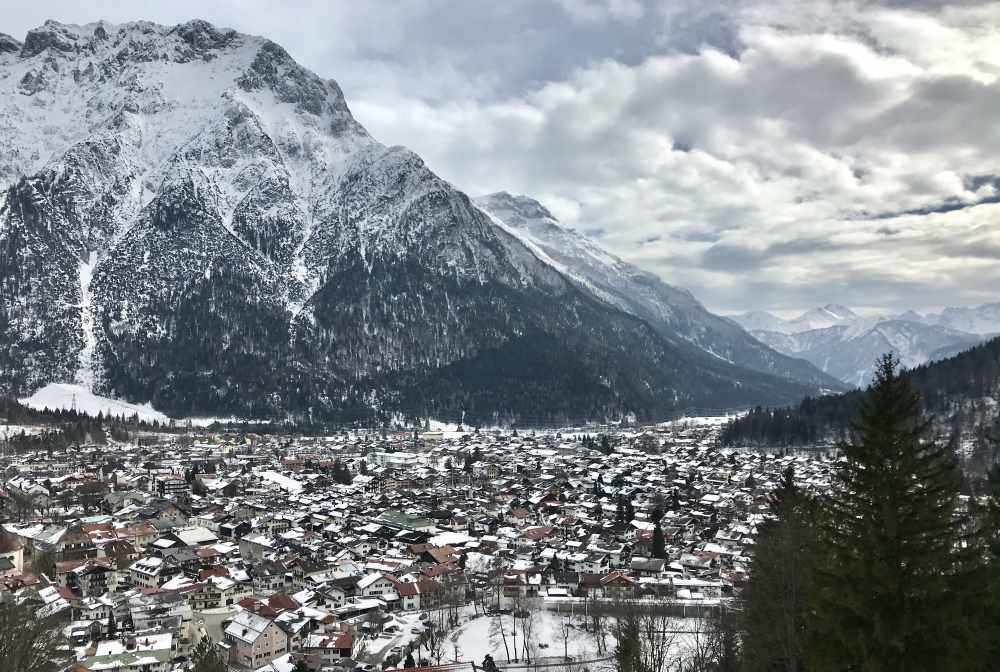 Winterwanderung Mittenwald - über dem Ort führt deine Tour zu zwei Seen