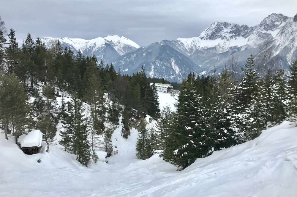 Kranzberg winterwandern: Hier der Blick zurück auf St. Anton, hinten das Karwendelgebirge