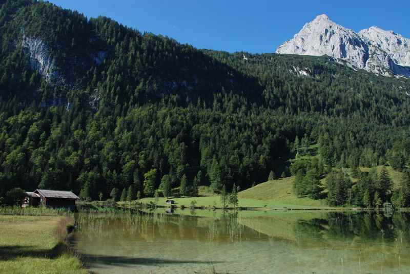 Von Mittenwald ins Wettersteingebirge zum Ferchensee wandern, eine wunderschöne Seewanderung führt auch rund um diesen Bergsee