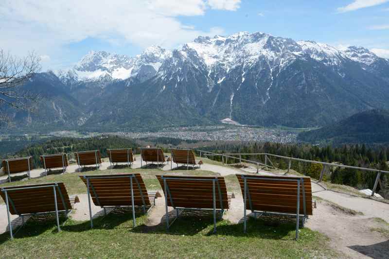 So läßt es sich am Kranzberg sonnen, mit Blick auf Mittenwald und Karwendelspitze