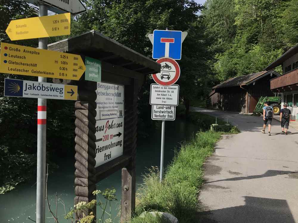  Hier an der Brücke über die Isar beginnt die Wanderung in Mittenwald zur Leutaschklamm bzw. Geisterklamm