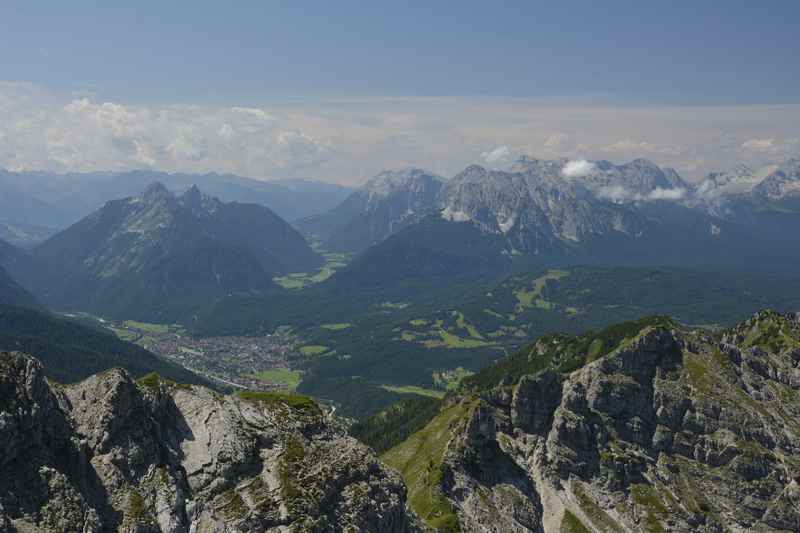 Blick vom Gipfel der Schöttelkarspitze auf das Isartal mit Mittenwald und hinten das Wettersteingebirge