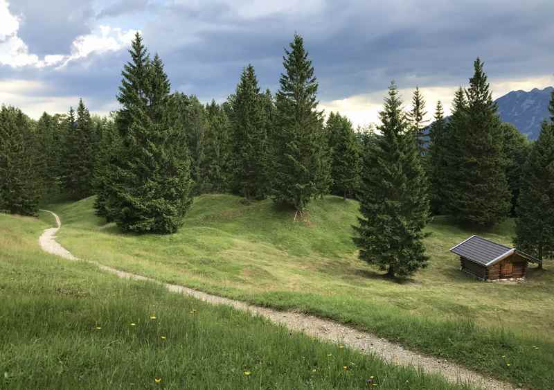 Unter dem Gipfel stehen wieder die urigen Holzstadel 