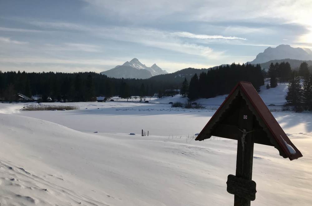 Vom Schmalensee ist im Winter nicht viel zu sehen - die Eisfläche gleicht einer verschneiten Wiese