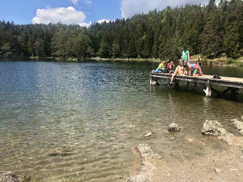 Möserer See schwimmen, der Badesee Seefeld: Über den Badesteg hinein ins schöne Wasser 