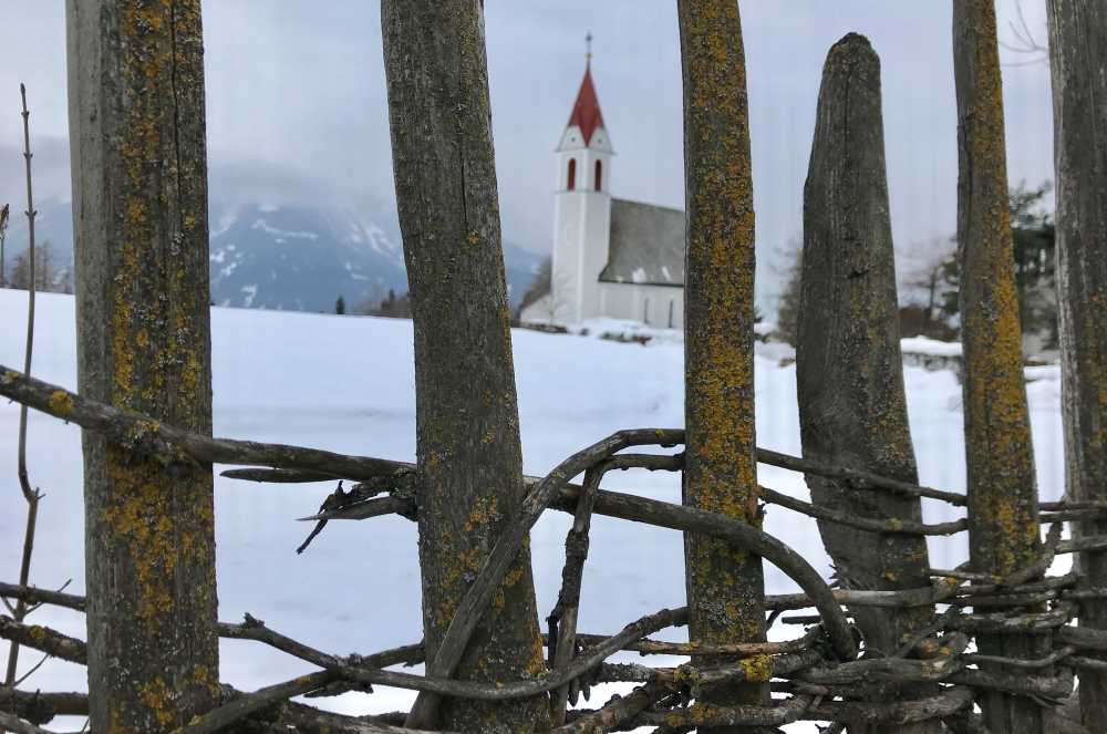 In Mösern werden einige Zäune noch nach altem Handwerk hergestellt