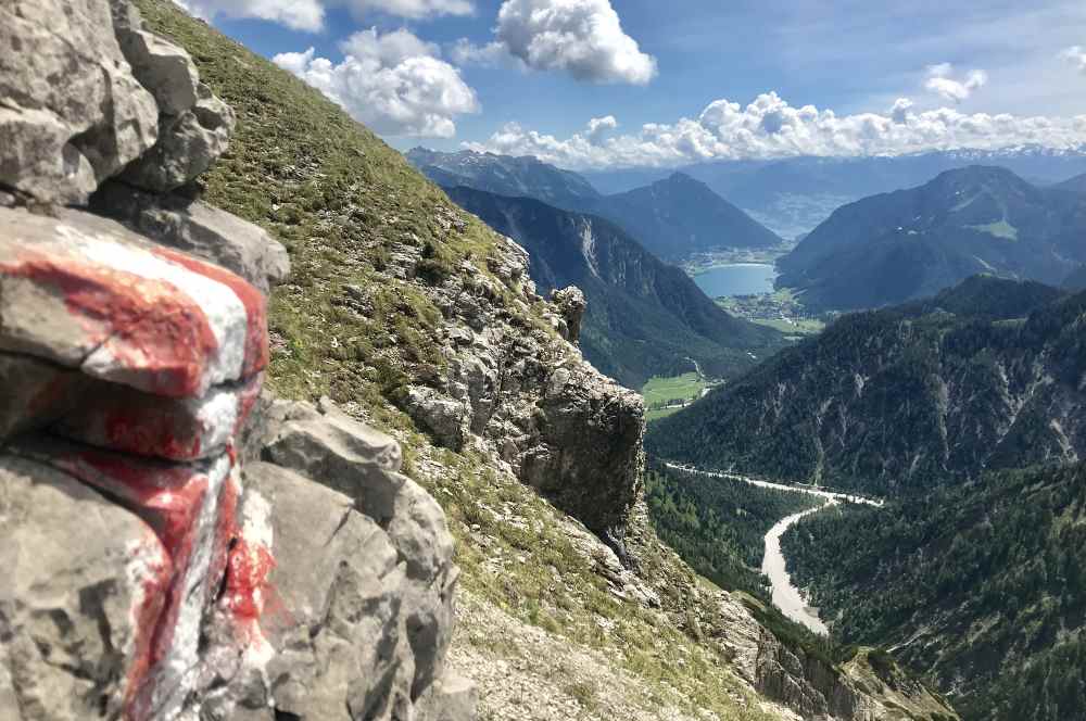 Die Aussicht beim Abstieg von der Mondscheinspitze auf den Achensee, das Rofan und Karwendel