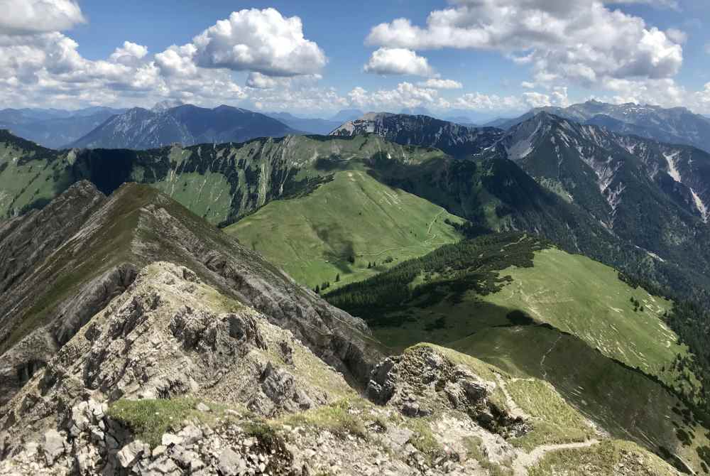 Das ist der schmale und ausgesetzte Steig auf den Gipfel