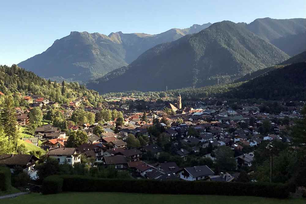 Ich trete von Mittenwald hinauf, der Ortsrand bekommt langsam Sonne