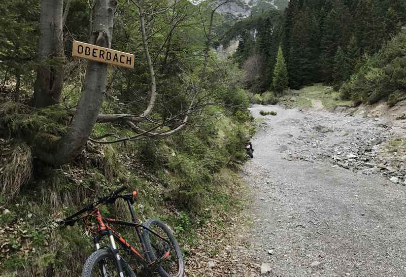 In Oberbach endet die MTB Strecke, es geht zu Fuß weiter