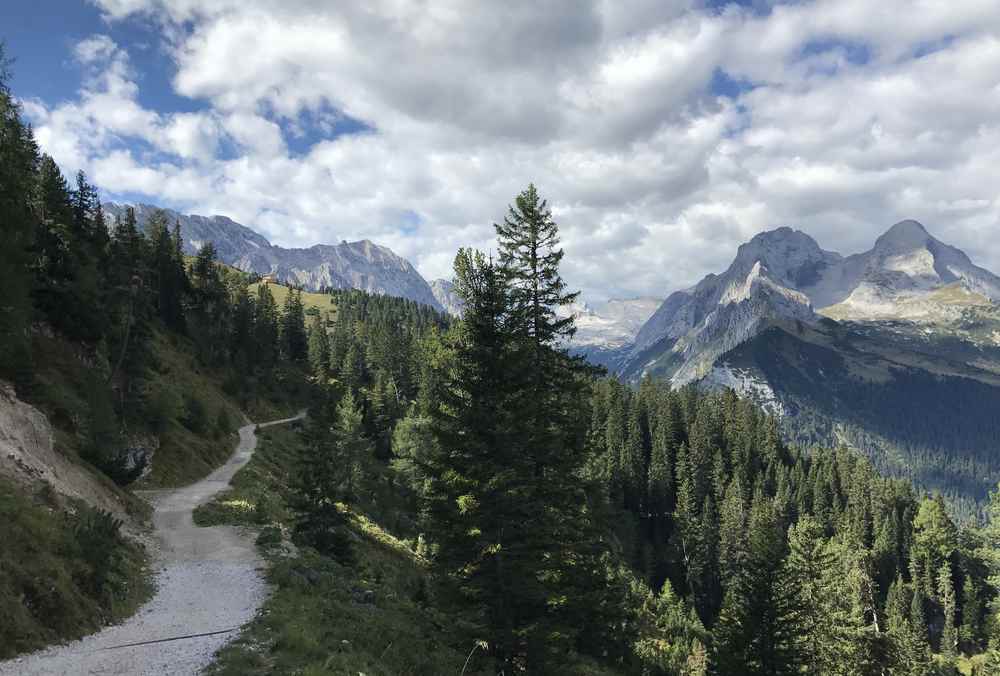 Die letzten Kilometer zum Schachenhaus lassen sich fein mit dem Mountainbike fahren