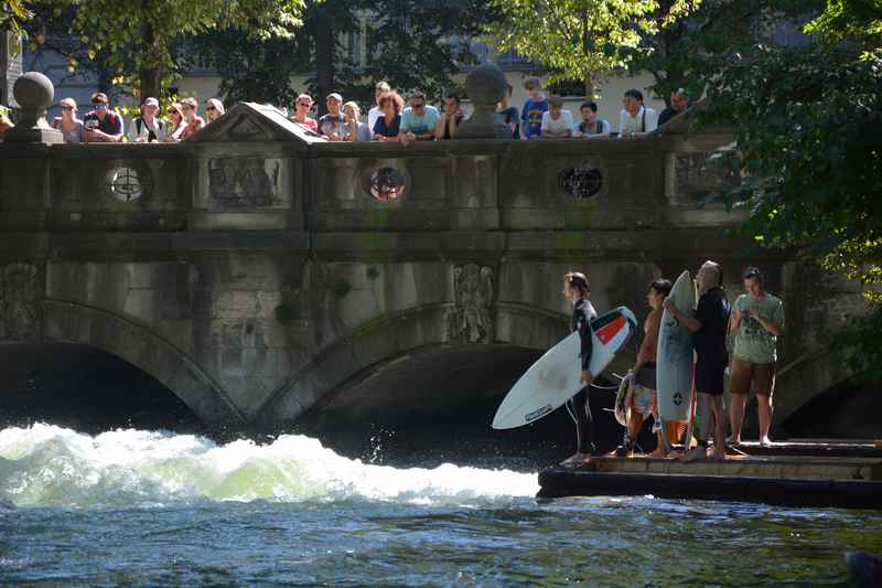 Dank Isar Surfen mitten in München - am Eisbach