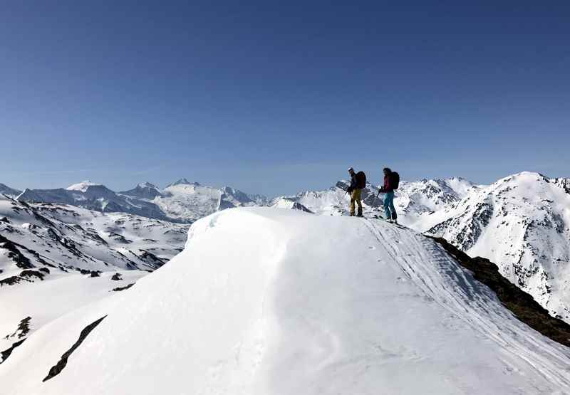 Immer dem Grat entlang führt die Skitour über das Nafingköpfl zur Halslspitze in Tirol