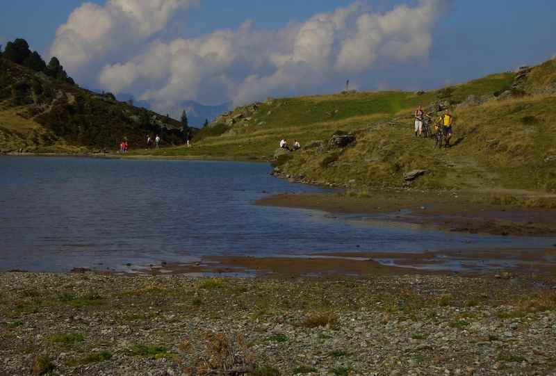 An schönen Tagen ist viel los am See in Nafing - Mountainbiker treffen auf Wanderer und Ausflugsgäste