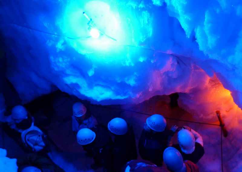 Im Natur Eis Palast, einer schönen Eishöhle Österreich in den Zillertaler Alpe