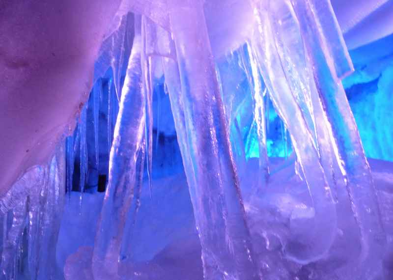 Der Natureispalast ist eine riesige Eishöhle in Tirol, Tux im Zillertal