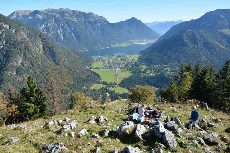 Der schöne Naturpark Karwendelgebirge mit Aussicht auf den blauen Achensee und das Rofan