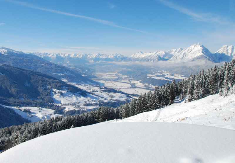 Der Ausblick bei der Naunzalm Schneeschuhwanderung auf das Karwendel samt Inntal