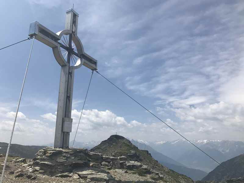 Schöner Aussichtsgipfel - die Neunerspitze mit dem Gipfelkreuz