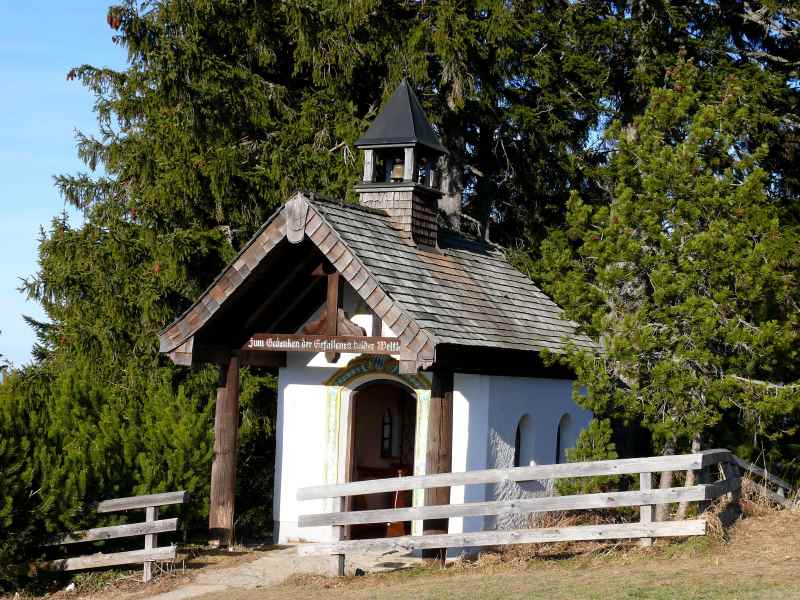 Die kleine Kapelle steht wenige Meter unterhalb vom Gasthaus Neureuth, Bild: Antes