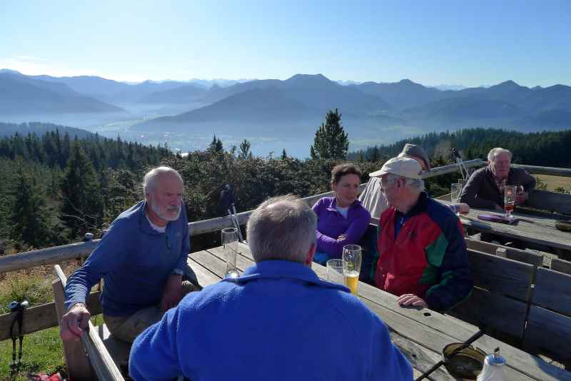 Reizvolle Aussicht von der sonnigen Terrasse auf der Neureuth, Bild: Antes