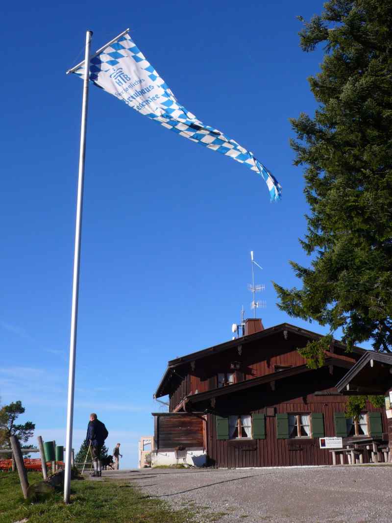 Ziel erreicht: Das Berggasthaus auf der Neureuth über dem Tegernsee, Bild: Antes