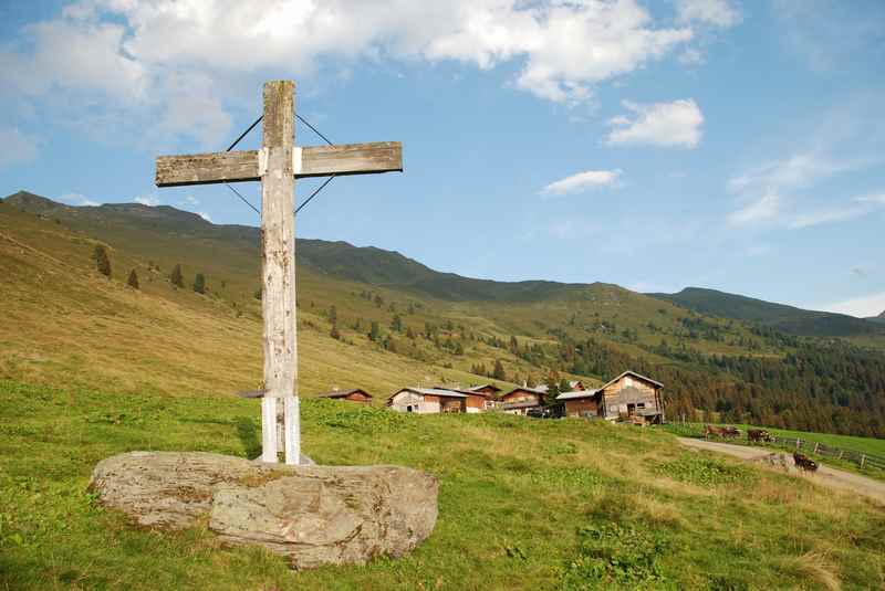 Almen und Hüttendörfer prägen die Berglandschaft