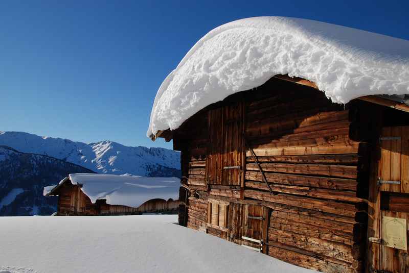 So schön verschneit sind die Hütten der Nonsalm im Winter: Ein Wintererlebnis der schönsten Art