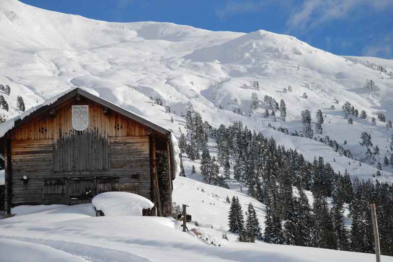 Von Weerberg zur Nonsalm schneeschuhwandern in Tirol, oben die verschneiten Hänge der Tuxer Alpen