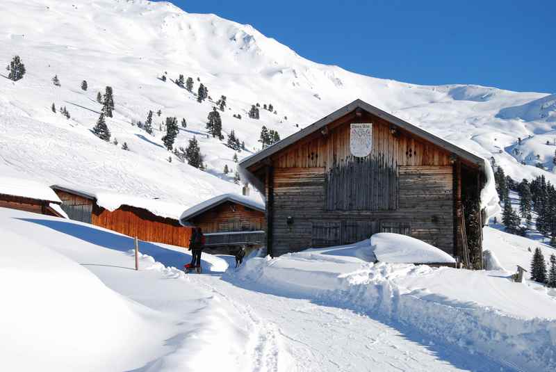 Zur Nonsalm winterwandern in Tirol: Ein uriges Almdorf in den Tuxer Alpen
