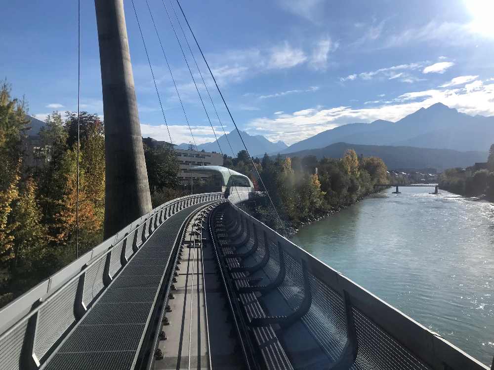 Hinter dem Löwenhaus quert die Hungerburgbahn auf dem Weg zur Nordkette den Inn