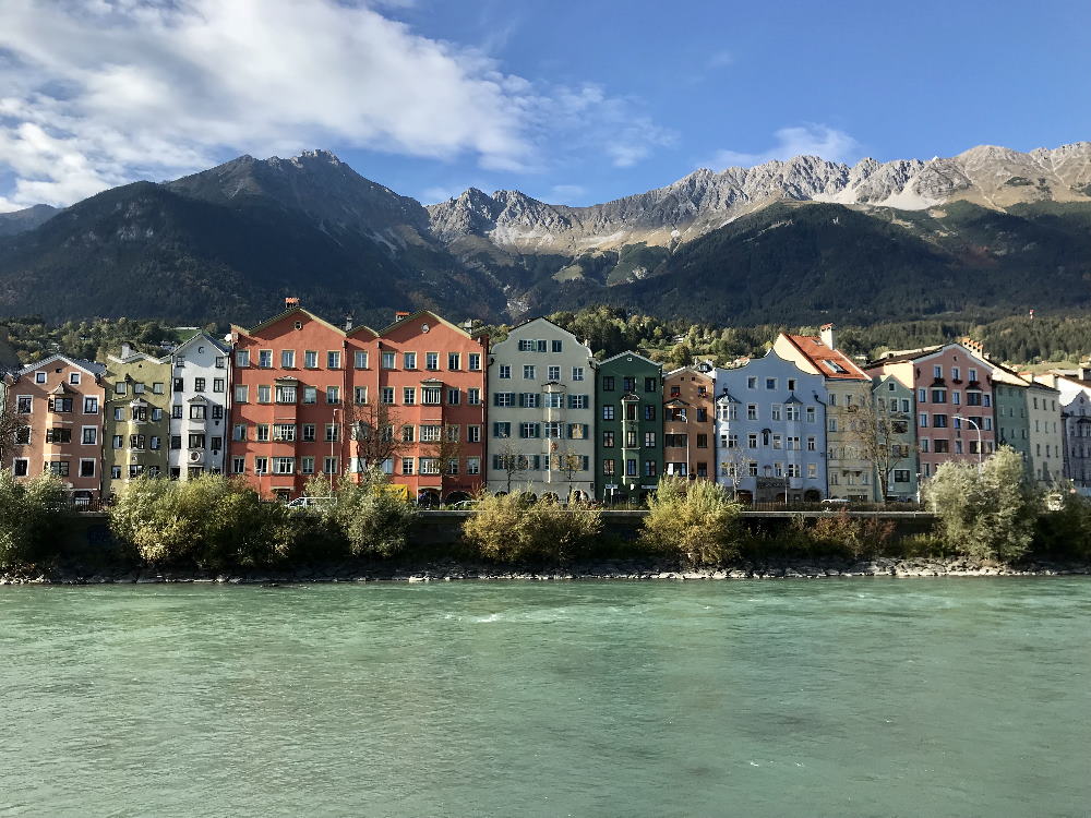 Nordkette Innsbruck - das ist der bekannte Blick über den Inn auf die bunten Häuser, überragt von der Nordkette