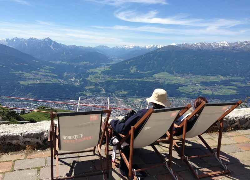 Wunderbare Aussicht von der Seegrube auf der Nordkette über Innsbruck und die Berge 