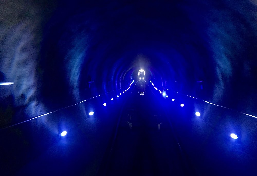 Die Nordkettenbahn auf die Hungerburg fährt ein Stück unterirdisch durch den beleuchteten Tunnel