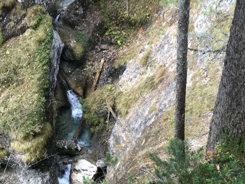 Von unserem Wanderweg schauen wir hinunter in die Oberleutascher Klamm