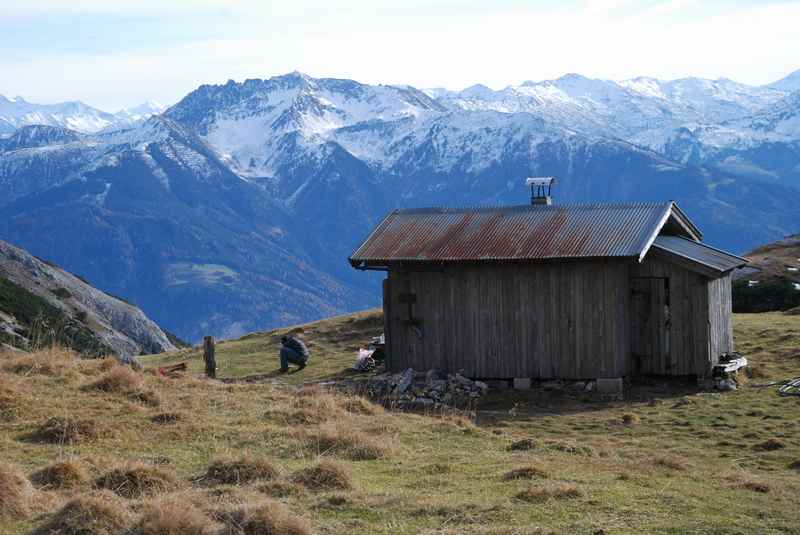 Zur Ochsenkaralm wandern unterhalb des Stanser Joch