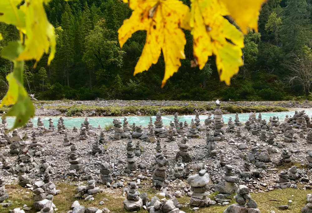 Im Oktober an der Isar im Hinterautal bei den Steinmandln