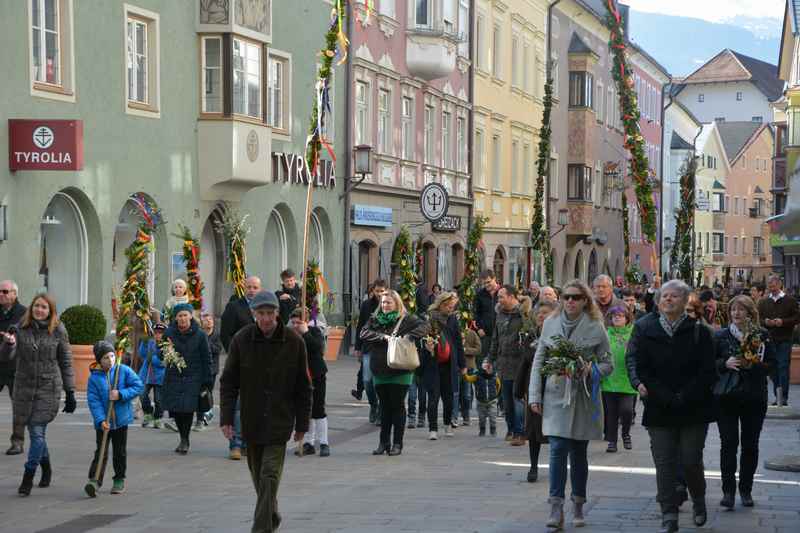 Osterbräuche in Tirol: Das Palmstange basteln ist einer 